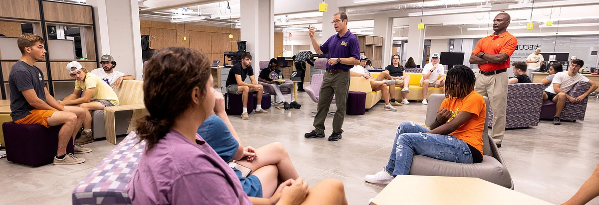 Joshua Pitzer of the College of Engineering and Technology gives a tour of the Isley Innovation Hub to CET students. 